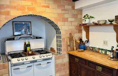 Venice House | Venice beach Spanish Style VillanRight behind abbot Kinney, walk to the beach