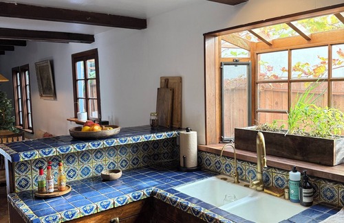 Venice House | Venice beach Spanish Style VillanRight behind abbot Kinney, walk to the beach