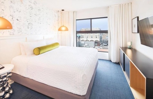 Venice Hotel | Venice Beach Style | 3 Suites w/Balcony | Kitchen | Rooftop | Free Breakfast