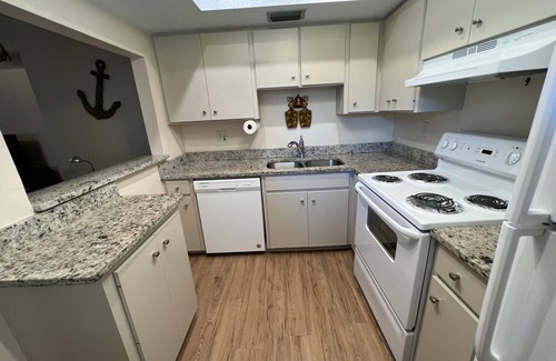 Golden Beach Condo | Venice Island condo with private beach and walking distance to Venice downtown!