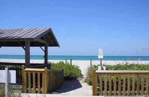 Golden Beach Apartment | Venice Island's Paradise By The Sea