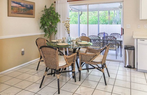 Venice Gardens House | Venice Palm Villa - Minutes to the Beach - Screened Patio- Fenced yard!