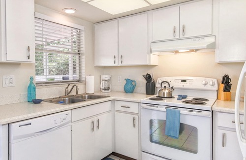 Venice Gardens House | Venice Palm Villa - Minutes to the Beach - Screened Patio- Fenced yard!