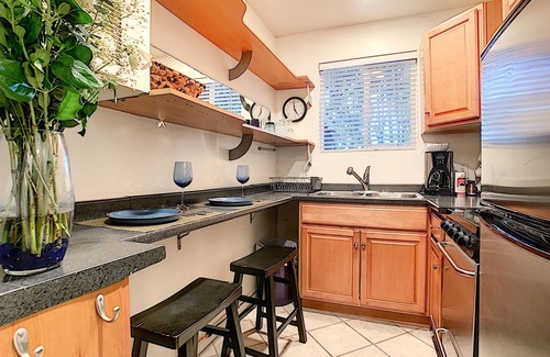 Venice House | Venice Studio With Outdoor Cabana Studio Bedroom Apts by RedAwning
