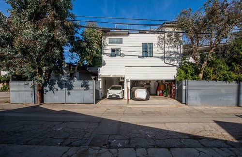 Venice House | Venice Studio With Outdoor Cabana Studio Bedroom Apts by RedAwning