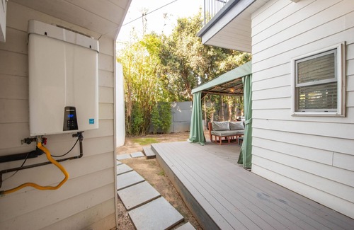 Venice House | Venice Studio With Outdoor Cabana Studio Bedroom Apts by RedAwning