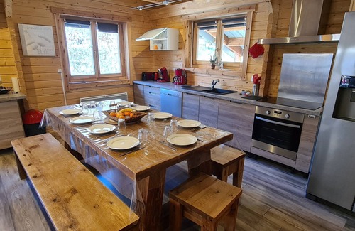 Venosc Ski Chalet | VENOSC VILLAGE Chalet "LE MELGUEIL" 3 */10 pers gondola 300m jacuzzi wifi