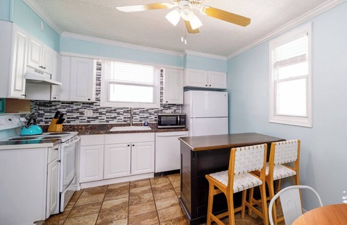 St. Leonard's Tract House | Ventnor Beach Cottage: Clean & Cozy + Walk 2 Beach