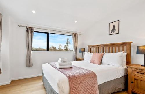 Mangere House | Ventura Delight Townhouse with Parking and Patio