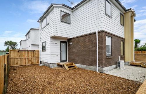 Mangere House | Ventura Delight Townhouse with Parking and Patio