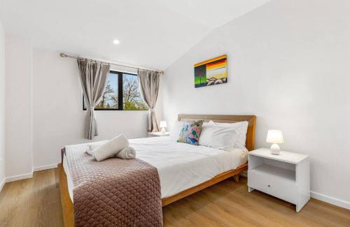 Mangere House | Ventura Escape Townhouse with Parking and Patio