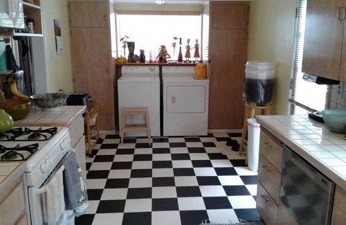 Ventura House | Ventura Oasis on a beautiful, quiet tree lined street, close to downtown & beach