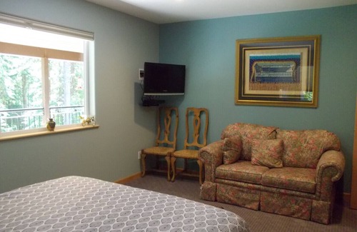 Quathiaski Cove House | Veranda Room at Kingfisher Pond Guesthouse