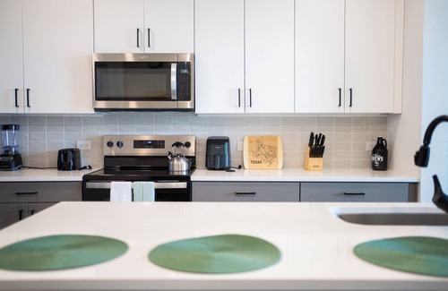 Milwood Apartment | Verde Gem/King Suite Near Q2 + Domain/Free Parking