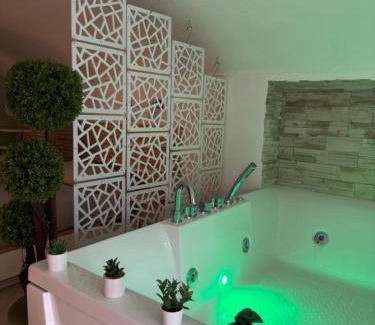 San Donato Apartment | [Verdesera] Idromassaggio, Netflix, Wifi a Porta Susa