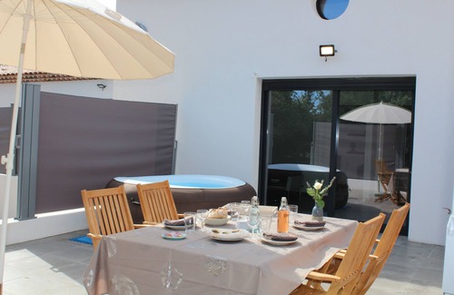 Regusse House | Verdon, Maisonette with private heated Jacuzzi/Capacity 5 people