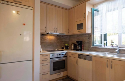 Paralia Vergas House | Verga Stone Haven - Seafront Waves' Embrace