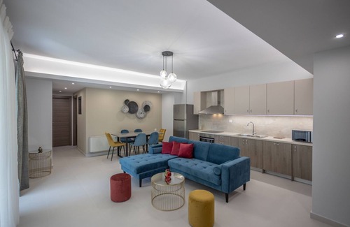 Maroulas House | Verikokia Luxurious House With Garden