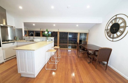 Mitcham House | Vermont Big Group Holiday Entire House 8BRM VIC
