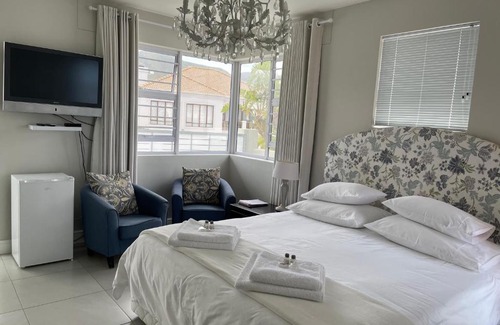 Vermont House | Vermont Hermanus - views, sunny, right on the sea