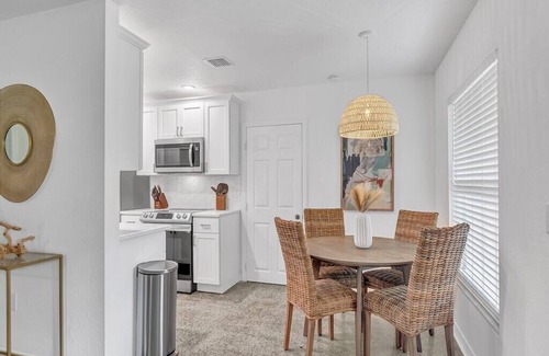 Rock Ridge Cottage | Vero Beach Cottage 3 bedrooms, 2 bath, Less than mile to Beach