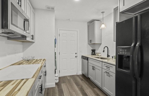 Vero Beach South Condo | Vero Beach Paradise Unit 2 - 2 BR Pool Home Close to Airport, Downtown & Beaches