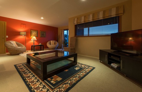 Te Wahapu Cottage | Veronica House - Russell Holiday Home