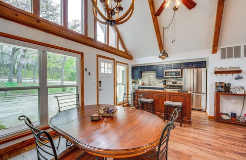 Pottsboro House | Versatile Home w/Deck & Grill, 1 Mi to Lake!