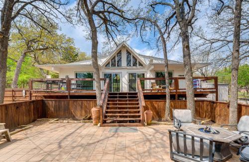Pottsboro House | Versatile Home with Deck and Grill, 1 Mi to Lake!
