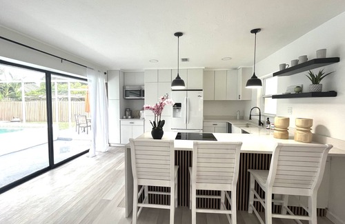 Sarasota Springs Villa | Very bright 3-bedroom pool villa, close to siesta Key beach