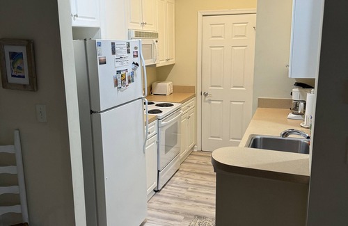Rehoboth Beach Condo | Very Clean ground floor Condo near the trail, outlets, town & a Wawa 50 yds away