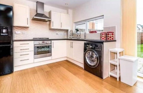 Manchester House | VERY CLEAN + PARKING + INTERNET