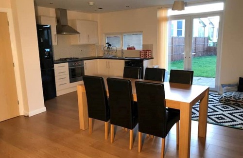 Manchester House | VERY CLEAN + PARKING + INTERNET