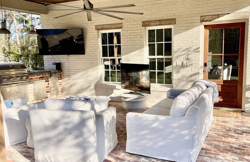 Oxford House | VERY CLOSE TO OLE MISS CAMPUS! Wonderful 1 Bedroom Pool House…GREAT Location!