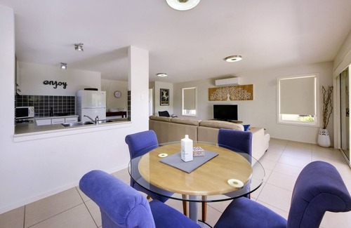 South West Rocks Apartment | Very comfortable, air conditioned, WIFI, downstairs unit located a few.