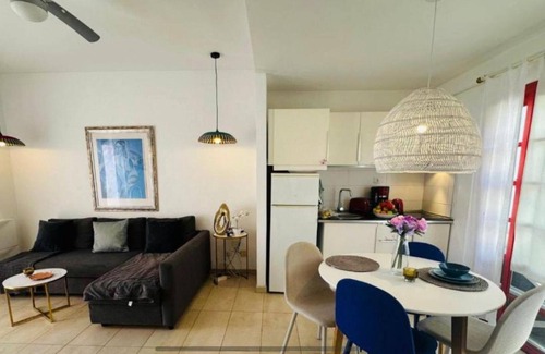 Sonnenland House | Very comfortable exclusive refurbished bungalow with parking, free wifi and swimming pool