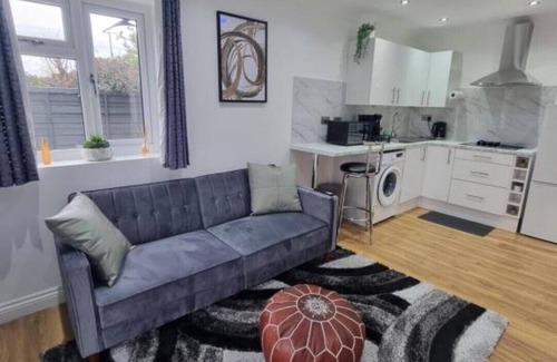 Little Holland Apartment | Very Cosy & Lovely 1 Bed Garden Apartment with side access