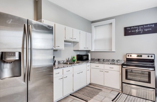St. Louis Apartment | Very Cozy Spacious 3BR +Free Front Street Parking, Fast Wifi!