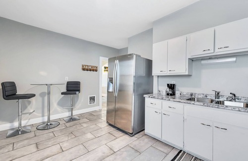 St. Louis Apartment | Very Cozy Spacious 3BR +Free Front Street Parking, Fast Wifi!
