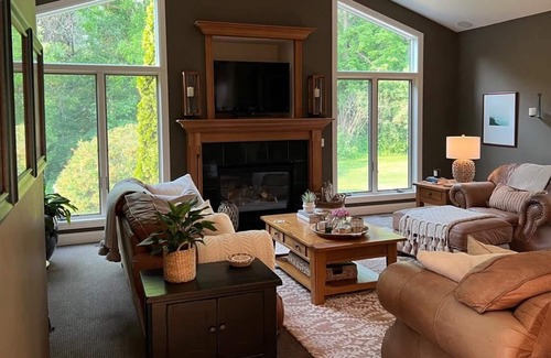 Middleton House | Very Luxurious and Secluded Home on 4 acres -