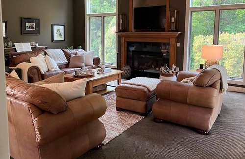 Middleton House | Very Luxurious and Secluded Home on 4 acres -