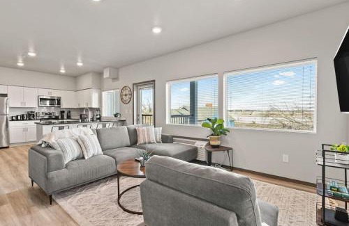 South Perry District Apartment | Very New 2 Bed 2 Bath Near DT and Perry District