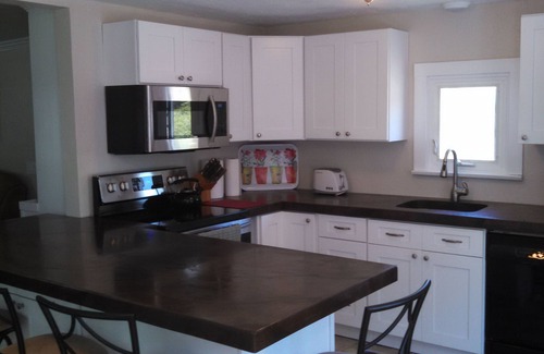 Watch Hill House | Very Nice Cottage 3 BR and 2 Bath walk to Watch Hill Beach