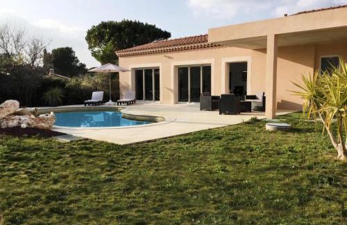 Aureille Villa | very pretty contemporary villa with pool located in Aureille in the alpilles, close to the center on foot. sleeps 4.