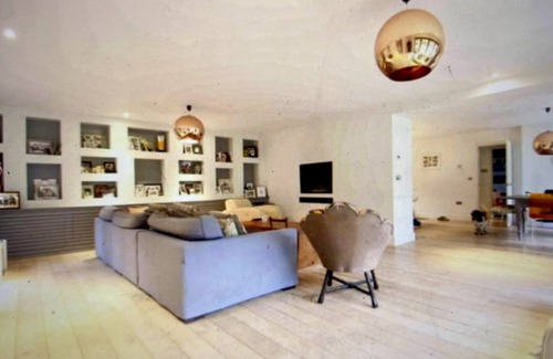 Ryde House | Very private 5-6 bedroom house with Annex and hot tub.