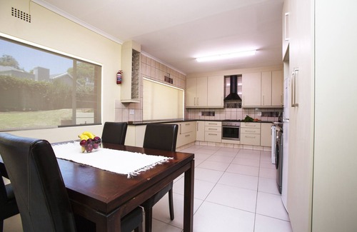Greater Johannesburg Metropolitan Area House | Very private one bedroom chalet