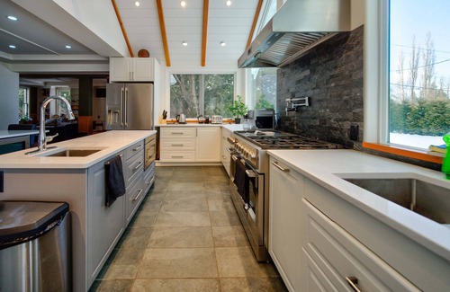 Langley House | Very Private Rustic Home, sleeps 14, Huge Yard