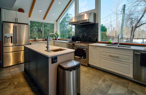 Langley House | Very Private Rustic Home, sleeps 14, Huge Yard