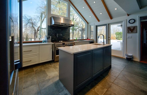Langley House | Very Private Rustic Home, sleeps 14, Huge Yard