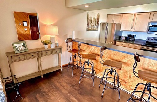 Bellaire Condo | Very Private Updated 2Br Condo on the Summit. Walking distance to all the fun.